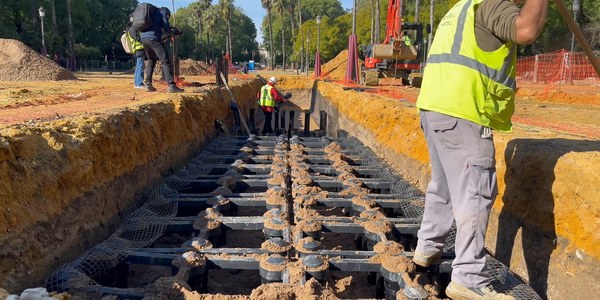 El Ayuntamiento incorpora un sistema pionero de geoceldas en el Prado de San Sebastián para mejorar el desarrollo del arbolado y generar más sombra