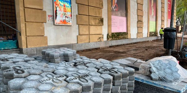 El Ayuntamiento mejora el pavimento del acceso principal al Maestranza con las nuevas baldosas del NO8DO