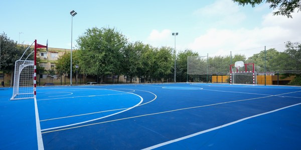 El Ayuntamiento moderniza la pista deportiva de la Plaza Poeta Miguel Hernández en el Cerro-Amate tras décadas abandonada