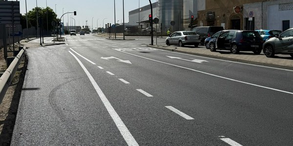 El Ayuntamiento reasfalta la avenida de San José de Palmete y recupera esta arteria fundamental del distrito Cerro-Amate