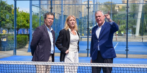 El Ayuntamiento renueva el 100 % de las pistas de pádel del IMD
