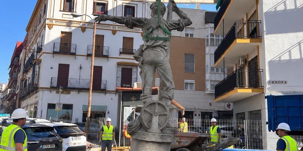 El Ayuntamiento retira la estatua de Rodrigo de Triana de la calle Pagés del Corro para realizar una copia en bronce de la misma