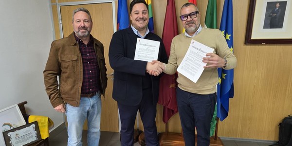 El Ayuntamiento y Adhara Asociación VIH/Sida firman un convenio para reforzar la prevención de infecciones de transmisión sexual en Sevilla