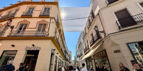 El Gobierno de José Luis Sanz amplía las zonas de sombra en Sevilla: toldos en 30 calles del centro y en el puente de San Telmo