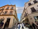 El Gobierno de José Luis Sanz amplía las zonas de sombra en Sevilla: toldos en 30 calles del centro y en el puente de San Telmo