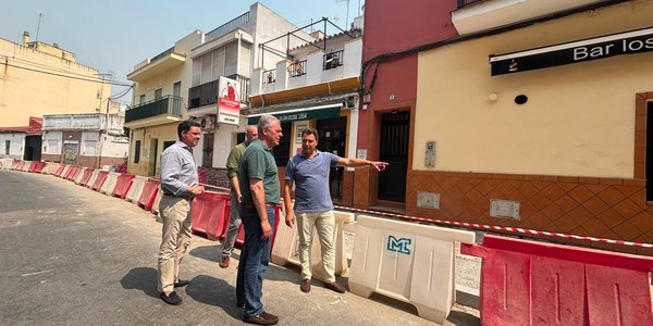 El Gobierno de Sanz acomete obras de mejora en los aparcamientos de la calle Constantina, en la Macarena, poniendo fin al mal estado del pavimento