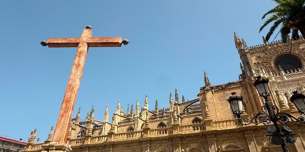 El Gobierno de Sanz devuelve el tono original a la Cruz de los Juramentos y recupera el esplendor de uno de los símbolos del Siglo de Oro de Sevilla