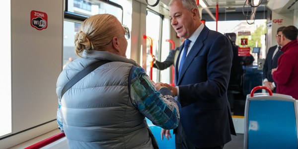 El Gobierno de Sanz impulsa una inyección de casi 35 millones de euros para renovar 63 autobuses de Tussam y reformar 20 centros deportivos