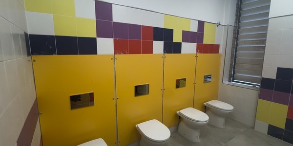 El Gobierno de Sanz moderniza los baños del CEIP Mariana de Pineda, con 40 años, y se unen al ambicioso Plan de Recuperación de los Colegios Públicos