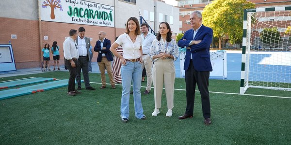El Gobierno de Sanz transforma las pistas del CEIP Jacarandá de Sevilla Este convirtiéndolas en un referente de la renovación de los colegios públicos