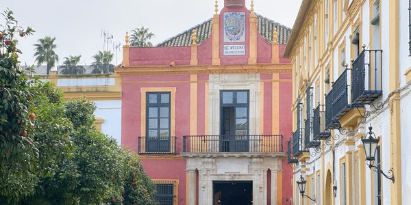 La fachada del Apeadero del Real Alcázar recobra su esplendor y la corona central su color original tras las actuaciones de restauración y conservación