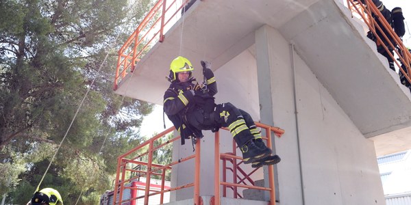 Los Bomberos del Ayuntamiento de Sevilla se forman para poner en uso el nuevo material de rescate en altura