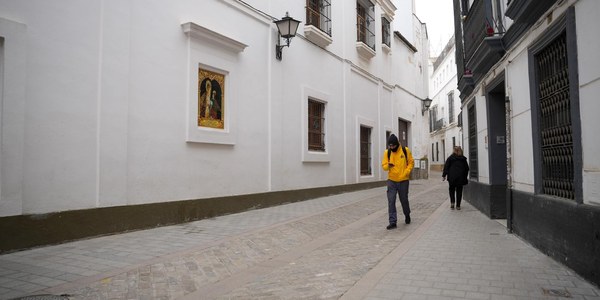 Santa Ángela de la Cruz reabre de manera peatonal, convertida en plataforma única y con adoquín de Gerena, siguiendo la línea estética de recuperación para las calles del centro histórico
