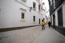 Santa Ángela de la Cruz reabre de manera peatonal, convertida en plataforma única y con adoquín de Gerena, siguiendo la línea estética de recuperación para las calles del centro histórico