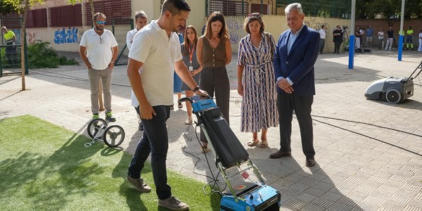 Sanz  presenta el nuevo modelo de limpieza de los colegios públicos que ya está transformando el servicio en todos los centros de Sevilla