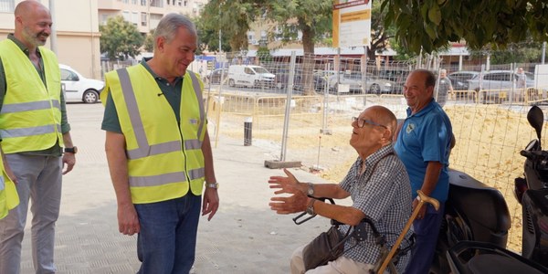 Sanz supervisa el avance de la obras en Artesanos Peluqueros de la Macarena que renovará de manera integral una calle tras tres décadas de demandas vecinales