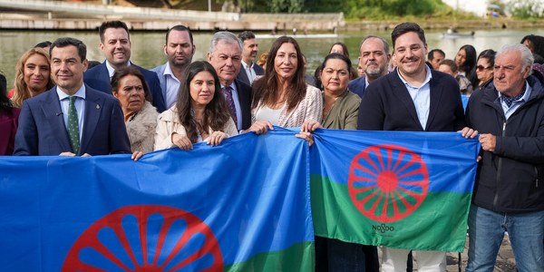 Sevilla conmemora el Día del Pueblo Gitano con un acto institucional junto al Guadalquivir