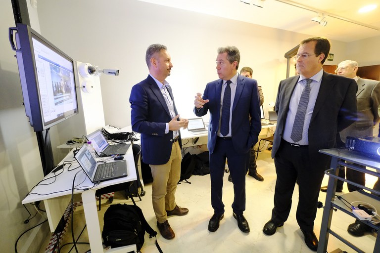 Foto alcalde jornada tecnología.jpg