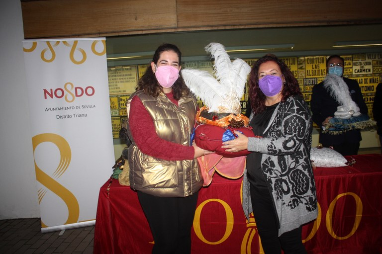 Foto traspaso coronas Cabalgata Triana (1).jpg