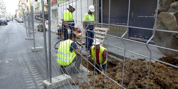 (03/08/2017) Emasesa inicia por tramos la construcción del nuevo colector de la calle Niebla dentro del amplio proyecto de inversión  en redes y en reurbanización en varias calles de Los Remedios