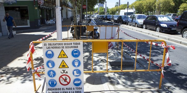 (05/08/2017) Urbanismo ejecuta más de cien actuaciones para recuperar el espacio de calzada que ocupaban  los contenedores y mejorar la accesibilidad en estos puntos