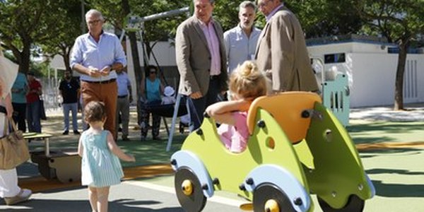 (07/06/2017) Abierta al público la nueva zona ajardinada y los espacios para niños y mayores de la Calle Juan Antonio Cavestany tras su completa remodelación