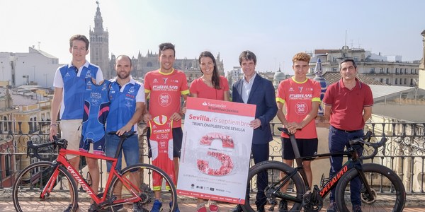 1.120 deportistas participan este domingo en el Triatlón Puerto de Sevilla, que bate récord de participación