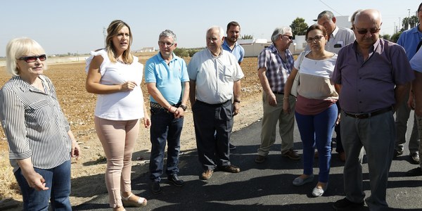 (10/10/2017) El Ayuntamiento inicia las obras de pavimentación del Camino de los Rojas, en el barrio de Valdezorras, para mejorar el acceso a fincas rurales y viviendas diseminadas