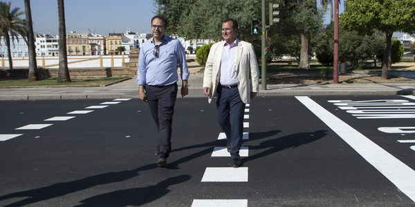 (11/07/2017) El Ayuntamiento aprovecha las obras de  Paseo de Colón para realizar trabajos previos para el futuro carril bici que discurrirá junto a la acera entre el Paseo Cristina y Reyes Católicos