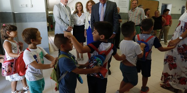 (11/9/2017) El Ayuntamiento alcanzará  los 70 proyectos de inversión  en mejoras en los centros  educativos durante el año 2017