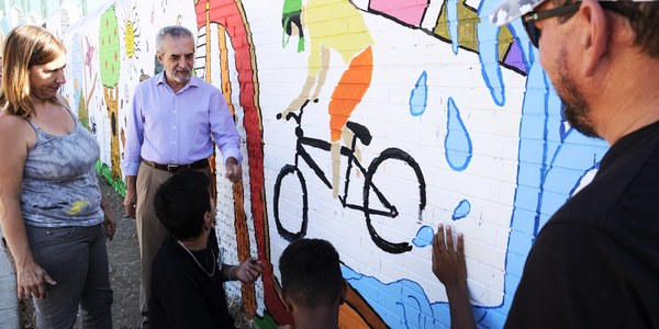 (11/9/2017)  El Ayuntamiento completa la reurbanización de la Plaza Santa Teresa de Jesús del Distrito Cerro-Amate con un mural pintado por jóvenes del barrio