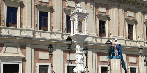 (12/08/2017) El Ayuntamiento lleva a cabo trabajos de conservación en el templete dedicado a Nuestra Señora del Patrocinio ubicado en la Plaza del Triunfo