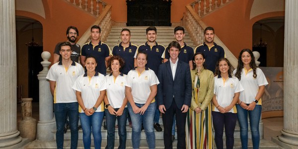 14 palistas universitarios representan a Sevilla en el Campeonato del Mundo de Dragon Boat