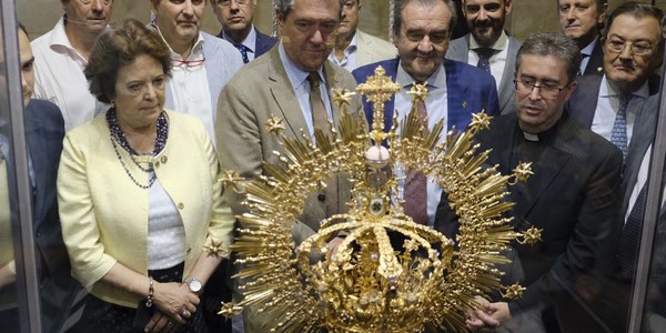 (15/9/2017)  El Ayuntamiento de Sevilla acoge desde hoy la exposición de estrenos con motivo de la Coronación Canónica de la Virgen de la Salud de San Gonzalo