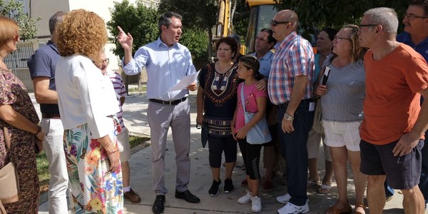 (16/08/2017) El Ayuntamiento invierte casi un millón de euros en reurbanizar la Plaza de Azahín y tramita un estudio sobre las patologías y la accesibilidad de todos los bloques de viviendas de Parque Alcosa