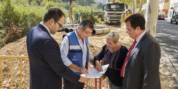 (16/10/2017) El Ayuntamiento instala un nuevo paso de peatones semafórico en la Avenida de Kansas City para incrementar la seguridad de los peatones en la zona y mejorar la conexión entre distintas barriadas de San Pablo