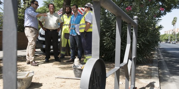 (20/08/2017) El Ayuntamiento de Sevilla refuerza la seguridad vial de los peatones en Eduardo Dato con la instalación de vallas a la altura del Colegio  Portaceli