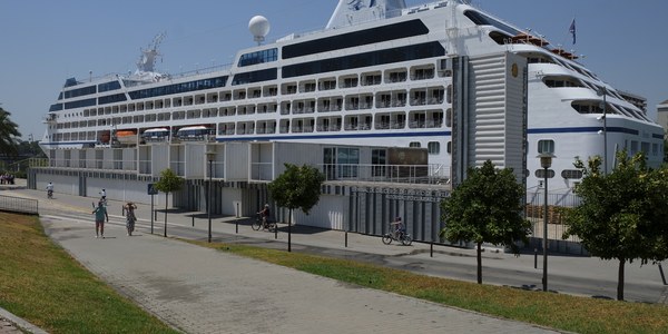 (24/07/2017) El crucero de lujo ‘Sirena’ atraca por primera vez en el Puerto de Sevilla con más de 1.000 personas a bordo