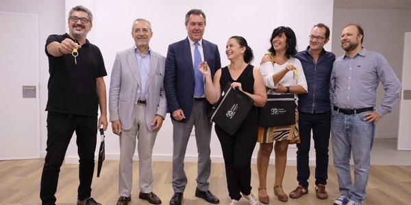 (25/09/2017) El Ayuntamiento entrega otros tres locales del Plan de Empleo en San Jerónimo y Sevilla Este a Acción contra el Hambre, una consultoría y un negocio de tintorería
