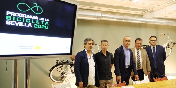 El nuevo plan de la bicicleta de Sevilla programa más aparcamientos para bicis, mejoras en los carriles y programas de fomento con el objetivo de duplicar los usuarios diarios de este medio de transporte