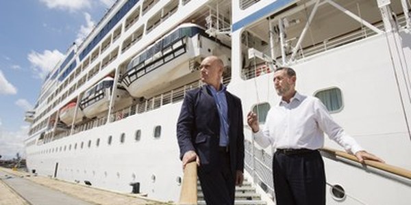 (29/5/2017) La estrecha colaboración entre el Ayuntamiento y el Puerto permite la captación del gran crucero Insignia que, con 900 pasajeros, llega por vez primera a Sevilla