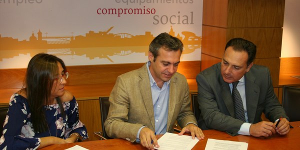 (4/10/2017) Caixabank hace entrega a Emvisesa de dos nuevas viviendas para fines sociales en el marco del acuerdo de colaboración suscrito por el alcalde con esta entidad financiera