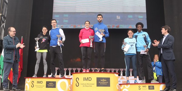 9.500 corredores desafían al mal tiempo en la salida del circuito de carreras #Sevilla10
