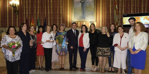 Antonia Corona Aguilar y la Asociación de Mujeres Azahar reciben los XX Premios a la Mujer del Ayuntamiento de Sevilla