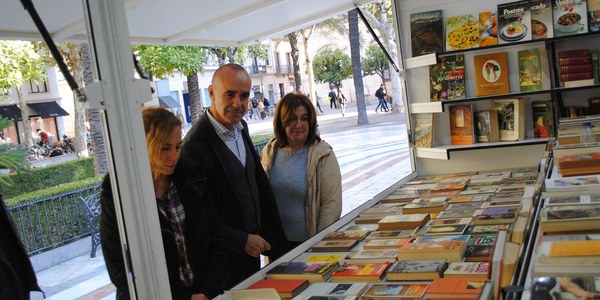 Arranca la Feria del Libro Antiguo y de Ocasión en la Plaza Nueva, donde permanecerá hasta el próximo 10 de diciembre