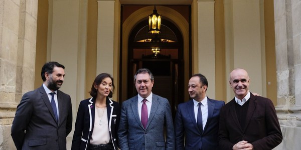 Ayuntamiento, Junta y Gobierno trasladan al sector turístico local su coordinación para aprovechar al máximo las oportunidades de inversión de la cumbre de mundial WTTC y apuestan por trabajar de forma conjunta contra la oferta no reglada de viviendas turísticas