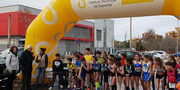 Casi 900 participantes toman la salida en el Memorial Victoria Domínguez del Polígono Sur