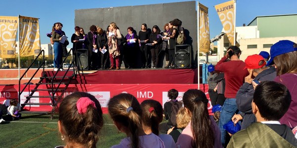 Centenares de alumnos y residentes participan en el encuentro ciudadano del Polígono Sur con motivo del 25N, Día Internacional contra la Violencia hacia las Mujeres