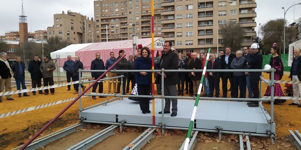 Comienza la construcción de la portada de la Feria de Abril de 2019, inspirada en el edificio del 29 del Teatro Lope de Vega y del Casino de la Exposición