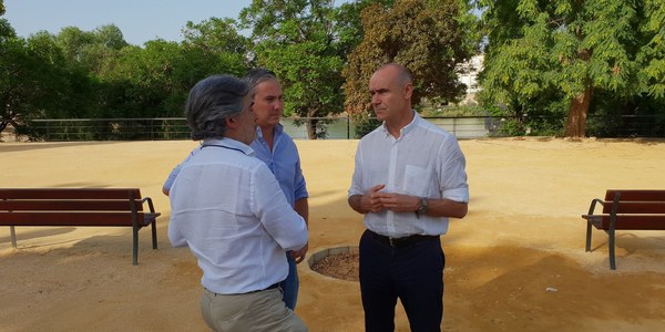 Culminados los trabajos de la nueva terraza-mirador de la calle  Arjona con vistas al Puente  de Triana y al río Guadalquivir